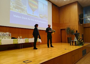 Prof. Dr. Wasmayr bedankt sich bei Prof. Dr. Rump mit einem Präsent für den Vortrag; Foto: BIS LU
