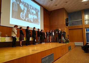 Stefan Schwaab, Absolvent und mittlerweile LB im BIS MBA,  bedankt sich bei den Studiengangvertretern; Foto: BIS LU