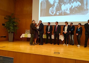 Prof. Dr. Unger, Karin Zettler und Gabriele Dietzer bei der Präsentübergabe; rechts weitere Diplom-AbsolventInnen; Foto: BIS LU