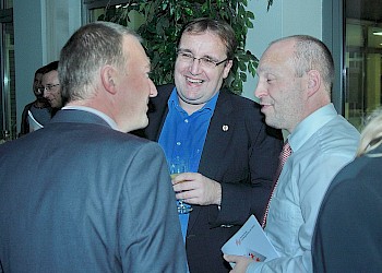Absolventen beim Umtrunk; Foto: BIS LU