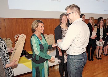 Gabriele Dietzer und Karin Zettler bei der Übergabe der Präsente und Urkunden an BA BIS Absolvent (im Hintergrund weitere AbsolventInnen); Foto: BIS LU